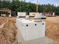 Betonová požární nádrž a betonová akumulační nádrž na dešťovou vodu pro základní školu Louňovice, db betonové jímky